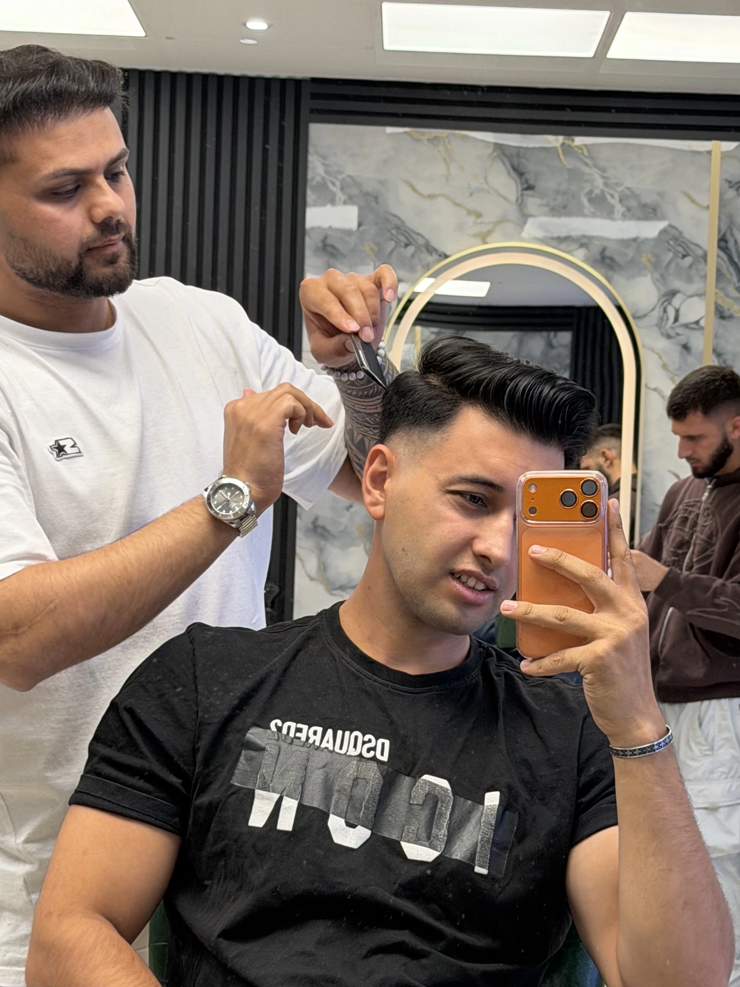 Moderner Haarschnitt im Barbershop
